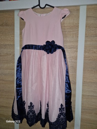 Zdjęcie oferty: Piękna sukieneczka 158