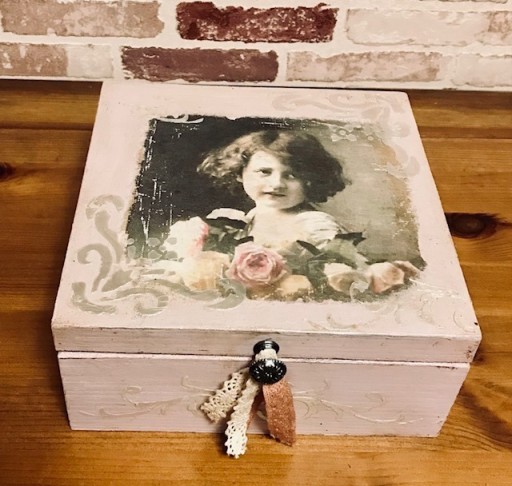 Zdjęcie oferty: Drewniana szkatułka pudełko Vintage "Dziewczynka"