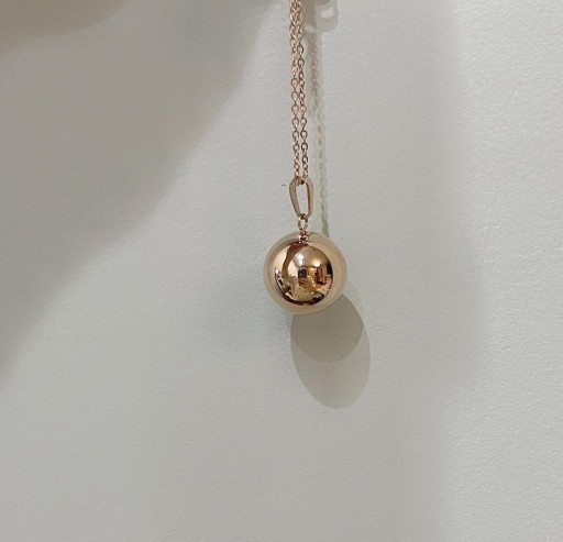 Zdjęcie oferty: Naszyjnik z wisiorkiem w kształcie kuli