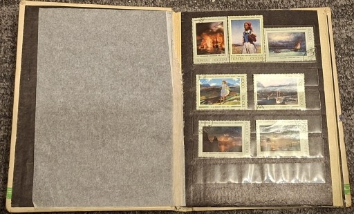 Zdjęcie oferty: Stare znaczki CCCP w zniszczonym klaserze