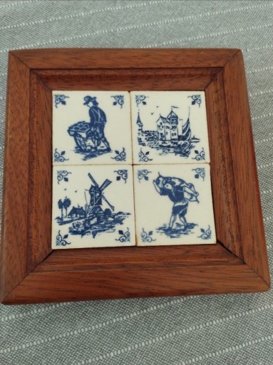 Zdjęcie oferty: 4 małe płytki ceramiczne w drewnianej ramie