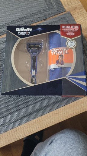 Zdjęcie oferty: GILLETTE FUSION maszynka + recznik  na prezent