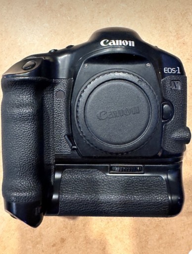 Zdjęcie oferty: Canon 1V + booster PB-E2 stan super
