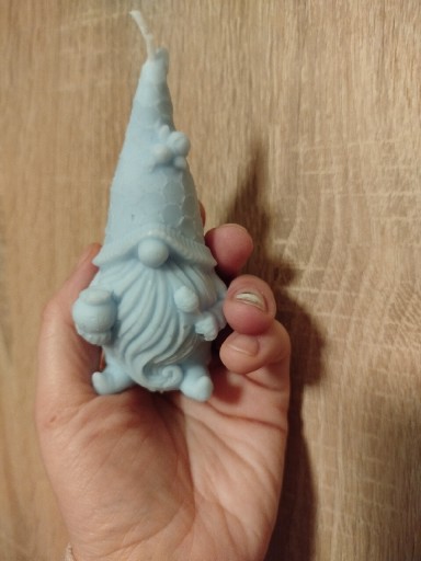 Zdjęcie oferty: Ręcznie robiona świeca sojowa w kształcie skrzata z miodem 