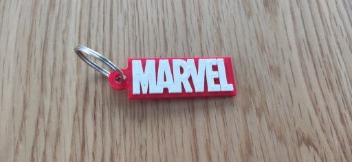 Zdjęcie oferty: Brelok do kluczy Marvel breloczek logo