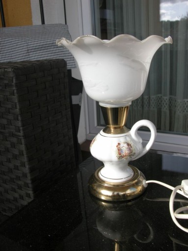 Zdjęcie oferty: porcelanowa lampka z uchem lampa z kloszem 