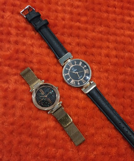 Zdjęcie oferty: Dwa Zegarki damskie: na czarnym pasku i miedziany z magnetycznym zapięciem