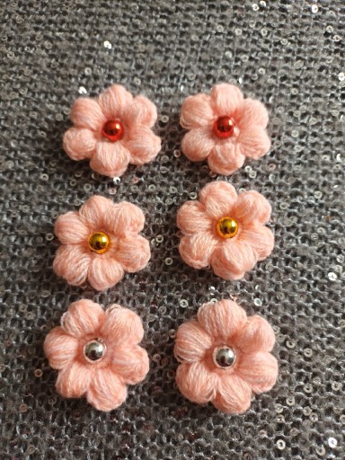 Zdjęcie oferty: Kwiatki brzoskwinie na szydełku z koralikiem wełna