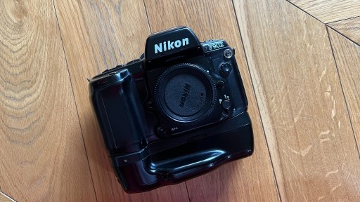 Zdjęcie oferty: Nikona F90X + MB10 