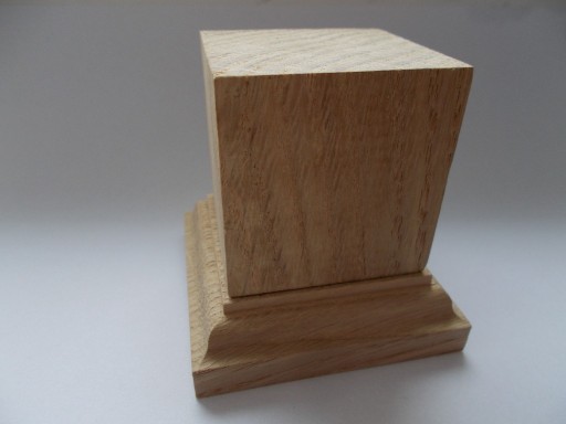 Zdjęcie oferty: Drewniana dębowa podstawka z cokołem pod figurki