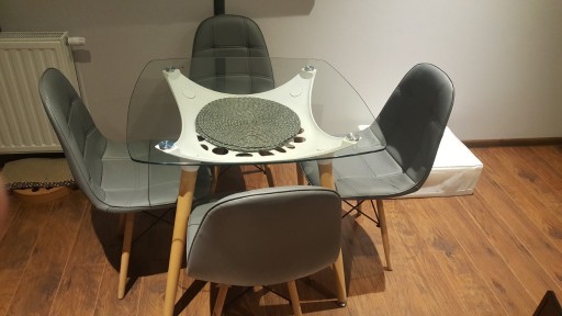 Zdjęcie oferty: Stół ( wym 90/90) + 4 krzesła