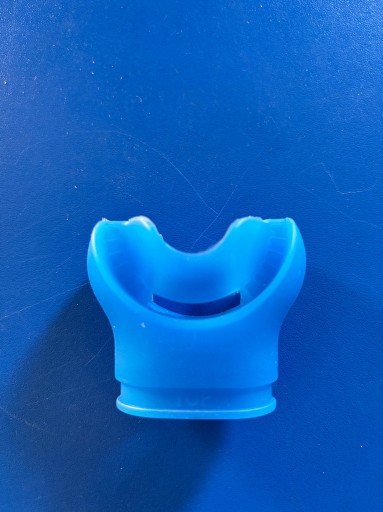 Zdjęcie oferty: Ustnik Anatomiczny do automatów oddechowych jak i do fajek niebieski