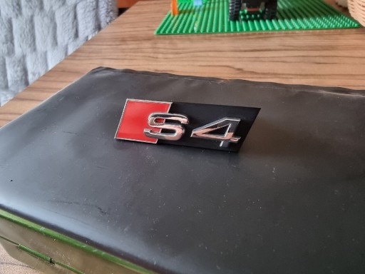 Zdjęcie oferty: Oryginalny emblemat AUDI S4 B6 GRILL - Znaczek S4 B6 OE