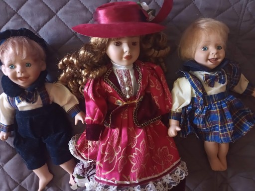 Zdjęcie oferty: Trzy (3) lalki porcelanowe