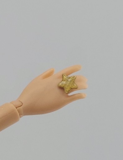 Zdjęcie oferty: Pierścionek biżuteria dla lalek Barbie złota gwiazdka