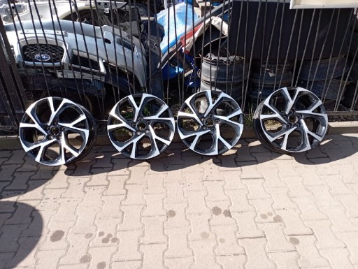 Zdjęcie oferty: Felgi aluminiowe R18 Toyota CH-R 5x114 et50 7J