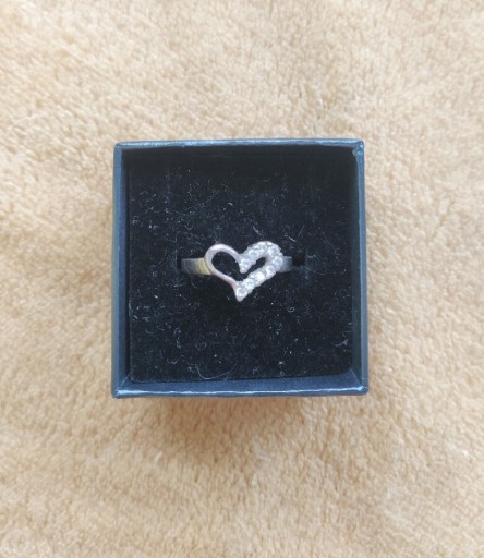 Zdjęcie oferty: Pierścionek serce z białą cyrkonią, 16mm