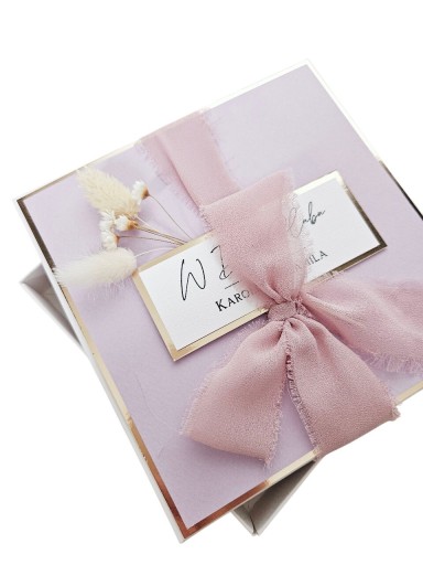 Zdjęcie oferty: Kartka ślubna w pudełku z suszonymi kwiatami liliowa fiolet personalizacja
