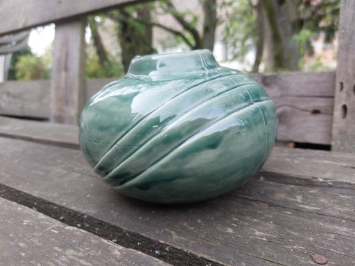 Zdjęcie oferty: Okrągły  wazon ceramiczny w kolorze ciemnozielonym