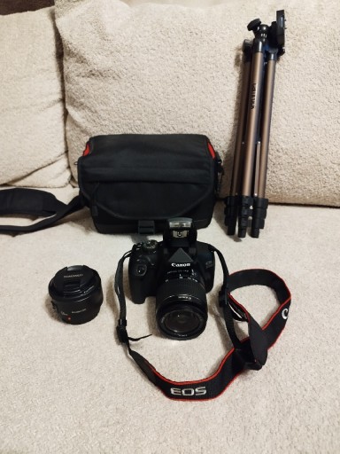 Zdjęcie oferty: Aparat Canon EOS 2000D