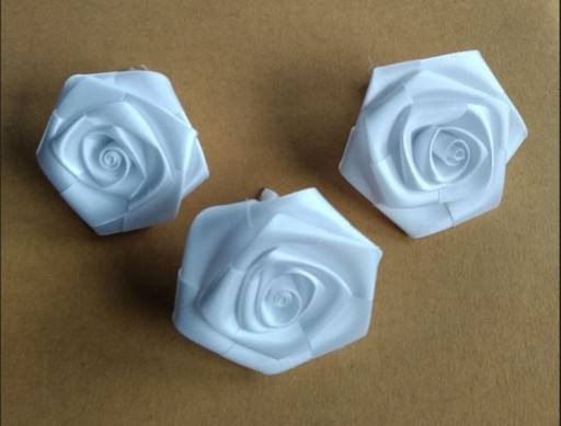 Zdjęcie oferty: Piękne białe róże satynowe 5cm  kpl.5szt. - 5zł