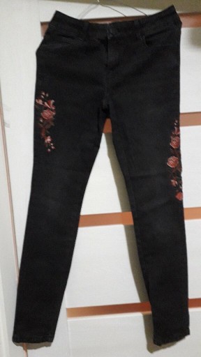 Zdjęcie oferty: Spodnie jeans 164 ciemno szare z aplikacją