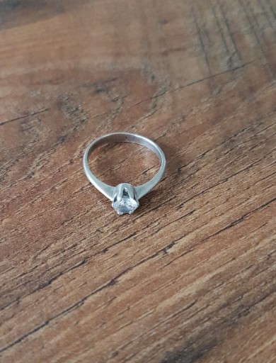 Zdjęcie oferty: Srebrny pierścionek z oczkiem cyrkonia
