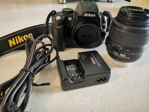 Zdjęcie oferty: Nikon D5000 + obj AF-S Nikkor 18-55mm 1: 3,5-5,6G