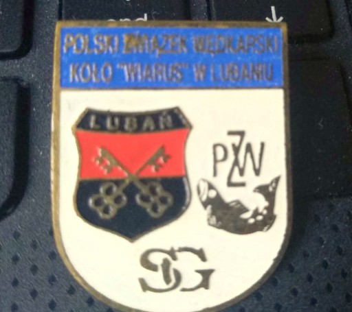 Zdjęcie oferty: Znaczek koła wędkarskiego "Wiarus" w Lubaniu 1998r