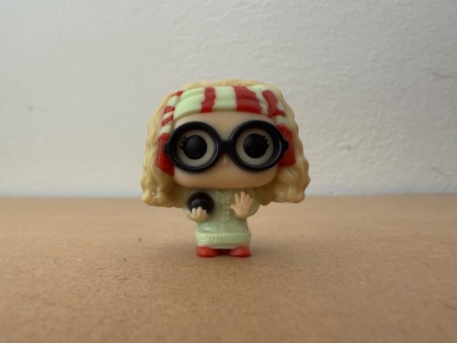 Zdjęcie oferty: Figurka Harry Potter Kinder Joy Sybilla Trelawney