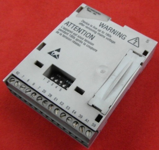 Zdjęcie oferty: Moduł I/O Lenze moduł komunikacyjny E82ZAFSC 13140243 falownika 8200 vector