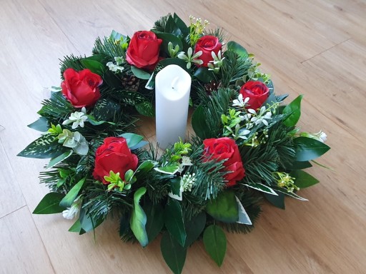 Zdjęcie oferty: Wieniec wianek czerwone róże stroik na grób cmentarz kwiaty