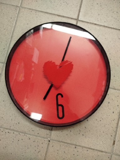 Zdjęcie oferty: Nowy czerwony zegar z sercem 
