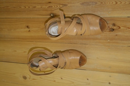 Zdjęcie oferty: Skórzane sandały na platformie WOJAS roz.40