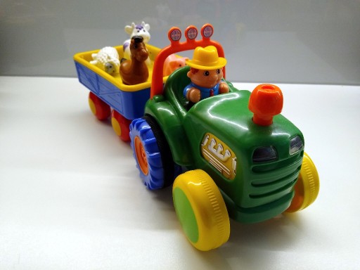 Zdjęcie oferty: Traktor z przyczepą i zwierzętami, Pan Dumelek