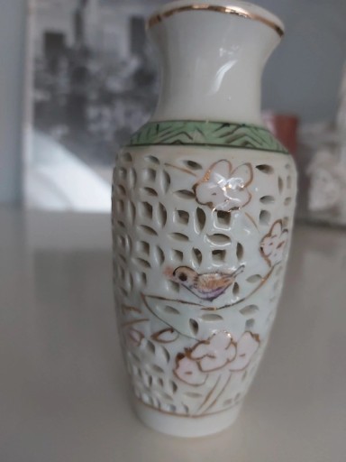 Zdjęcie oferty: Ażurowy porcelanowy, szkliwiony wazonik PRL.