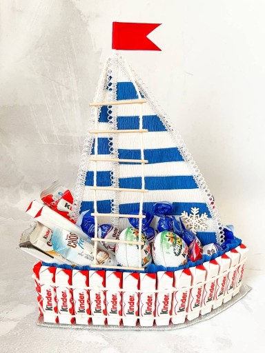 Zdjęcie oferty: Tort-statek z czekoladek Kinder