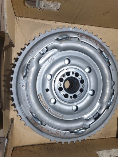 Zdjęcie oferty: Koło dwumasowe LUK 415 0281 11 Nissan