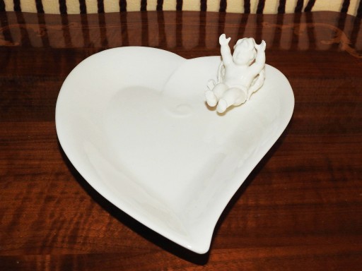 Zdjęcie oferty: Miska porcelanowa w kształcie serca z aniołkiem