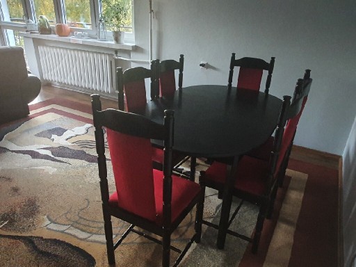 Zdjęcie oferty: Stół z litego drewna z 6 krzesłami. 