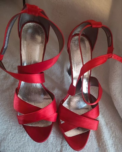Zdjęcie oferty: Czerwone satynowe sandały na obcasie 40