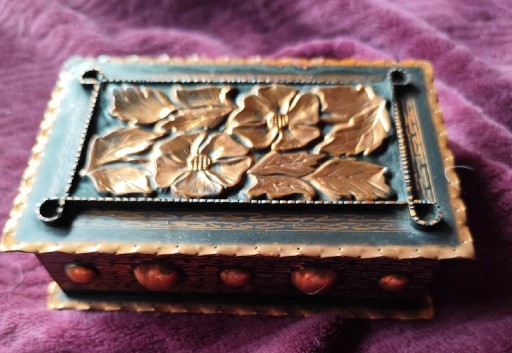 Zdjęcie oferty: Stara, miedziana szkatułka na biżuterię 