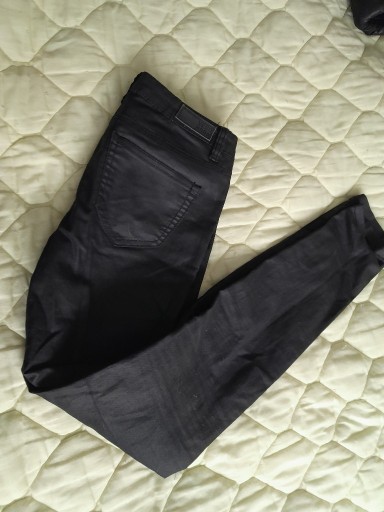 Zdjęcie oferty: Czarne, woskowane spodnie Vero moda XS
