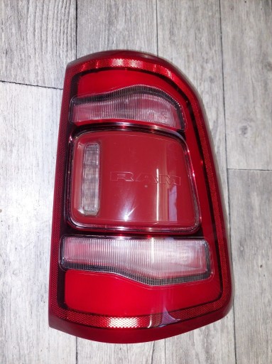 Zdjęcie oferty: DODGE RAM 1500 19- ,BLIND SPOD LAMPA TYLNA PRAWA