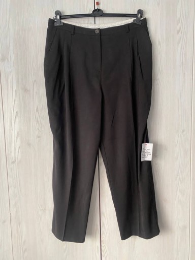 Zdjęcie oferty: Czarne spodnie typu dad z plisami Topshop 44