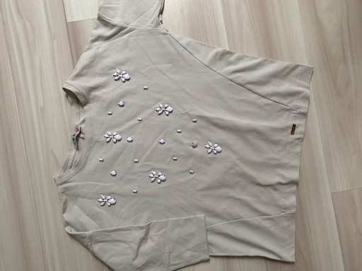 Zdjęcie oferty: Bezowa bluza z białymi  kamieniami M  nowa 
