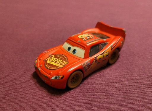 Zdjęcie oferty: Samochodzik z serii Disneya pt. "AUTA"