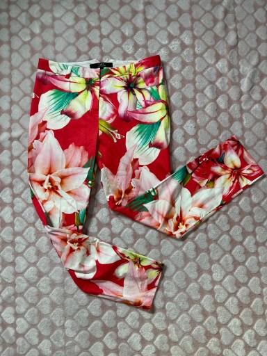 Zdjęcie oferty: Spodnie w kwiaty marki Julien Macdonald L 40