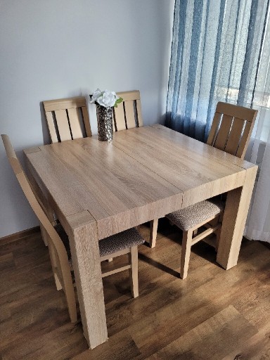 Zdjęcie oferty: Stół i cztery krzesła