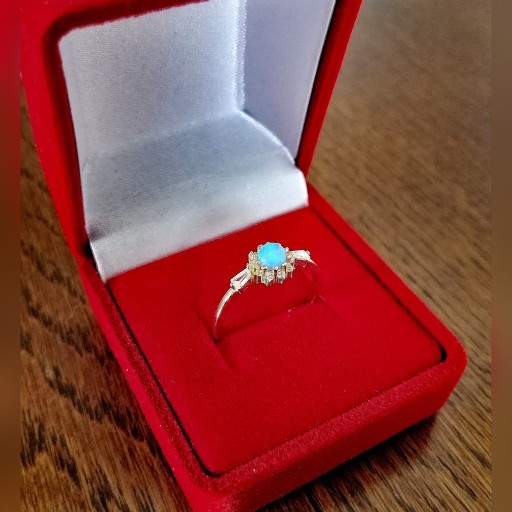 Zdjęcie oferty: Złoty pierścionek z opalem 14 K